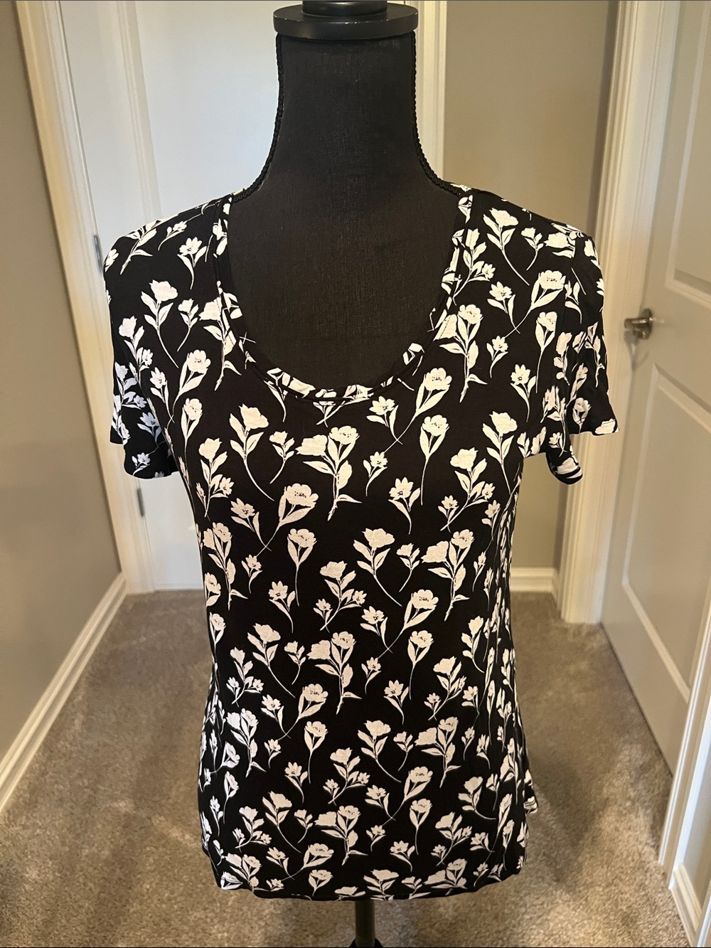 Simply Vera Vera Wang Black and White Floral Scoop Neck Tee